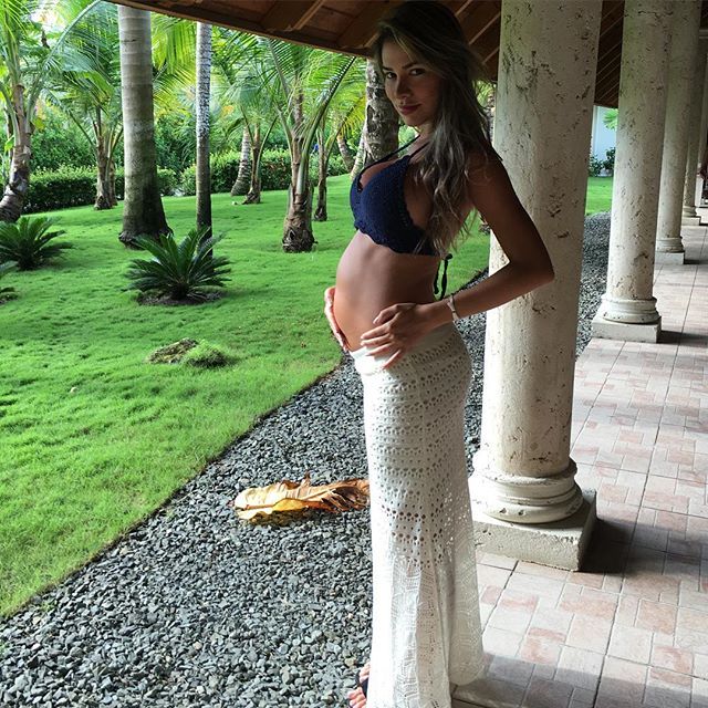 Ex-BBB Adriana Sant'Anna mostra barriga e fãs comparam com Barbie grávida -  19/11/2017 - UOL Universa