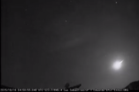 Imagem registrada por câmera da Exoss em São Sebastião (SP) conseguiu flagrar o meteoro que passou sobre o Rio
