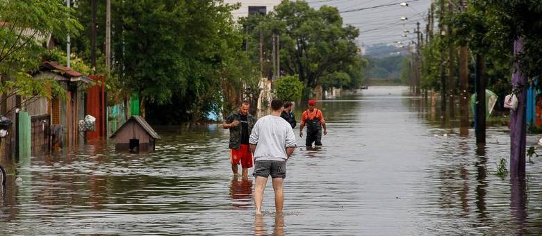 Dilma Roussef anunciou ajuda a vítimas das chuvas na região sul do País