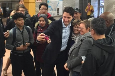 Novo primeiro-ministro cumprimenta população no metrô