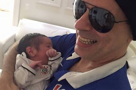 Dudu Braga publica foto com a filha recém-nascida em rede social