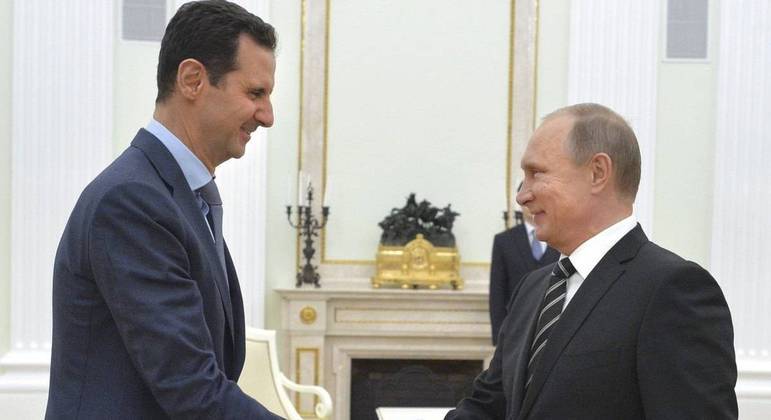 Bashar al-Assad (à esq.) em encontro oficial com Vladimir Putin (à dir.)