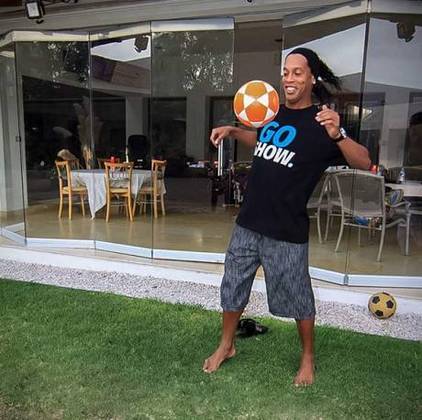 Ex-jogadores? Adriano e R10 começam 2016 sem perspectivas de voltar aos  gramados - Fotos - R7 Futebol