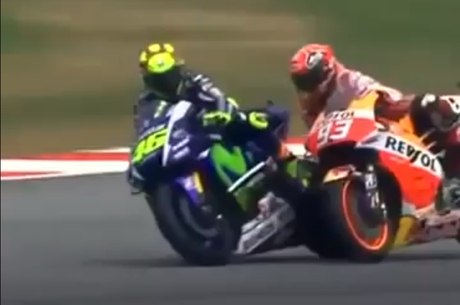 Rossi chuta e derruba rival na curva durante prova da MotoGP