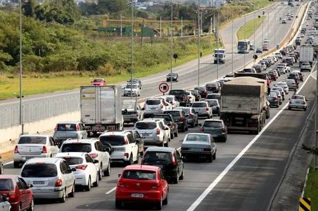 Mais de 700 mil veículos devem trafegar no sistema Anhanguera-Bandeirantes durante o feriado de Finados