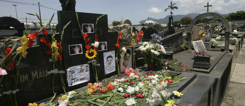 Túmulo do cantor Tim Maia, em cemitério do Caju, é homenageado com flores por fãs