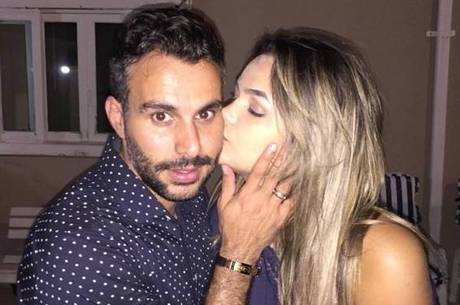 Suzanna Freitas se declarou para o padrasto Suzanna Freitas se declarou para o padrasto