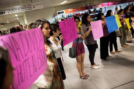 Grupo protesta contra abusadores no transporte público de SP Grupo protesta contra abusadores no transporte público de SP