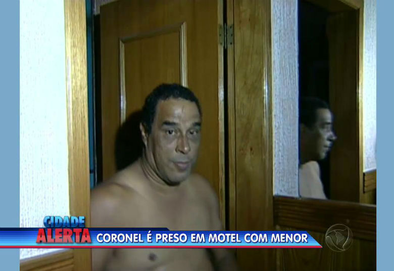 O coronel do corpo de bombeiros Adilson de Oliveira Perinei, de 52 anos, foi preso em flagrante após uma denúncia de pedofilia. Ele foi encontrado em um motel de luxo com duas garotas menores de idade. E o pior, uma das jovens tinha apenas 15 anos. Acompanhe o caso na galeria!+ Quer ver tudo o que rolou no Cidade Alerta? Veja a íntegra no R7 Play 