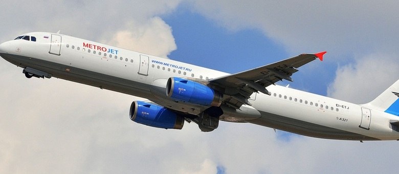 Avião da Kogalymavia caiu em região montanhosa do Egito neste sábado (31)