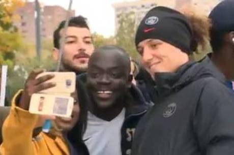 David Luiz tira 12 selfies seguidas 