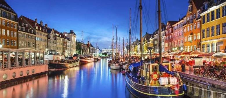 Em Copenhague, não deixe de conhecer os lindíssimos bares de Nyhavn, área portuária do século 17 à beira do canal