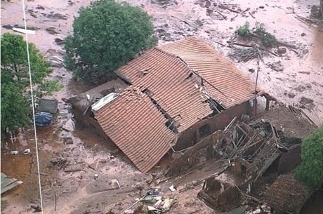 Tragédia destruiu várias casas e deixou centenas de desabrigados