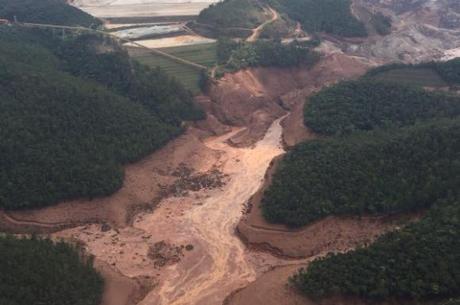 Distrito de Bento Rodrigues foi totalmente soterrado pela enchente de lama tóxica