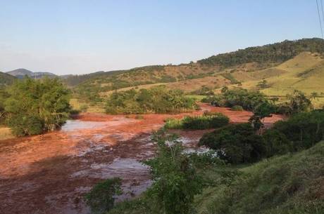 Rejeitos da barragem de Fundão atingiram o Rio Doce Rejeitos da barragem de Fundão atingiram o Rio Doce
