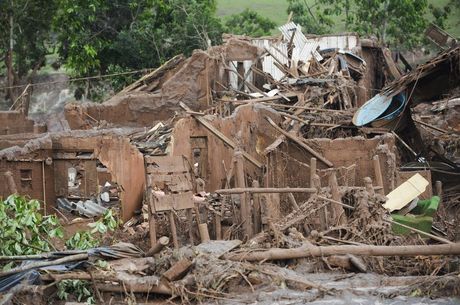 Casas do distrito de Bento Rodrigues, em Mariana, foram completamente destruídas pela lama das barragens