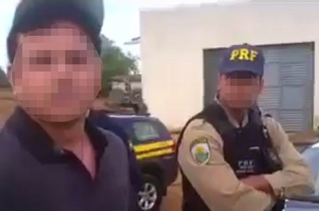 Homem fica indignado com policial que filma a abordagem