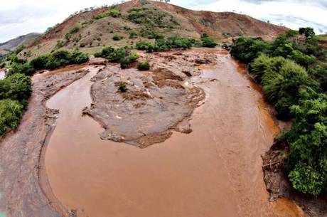 Rio Doce foi arrasado pelo desastre sócioambiental Rio Doce foi arrasado pelo desastre sócioambiental
