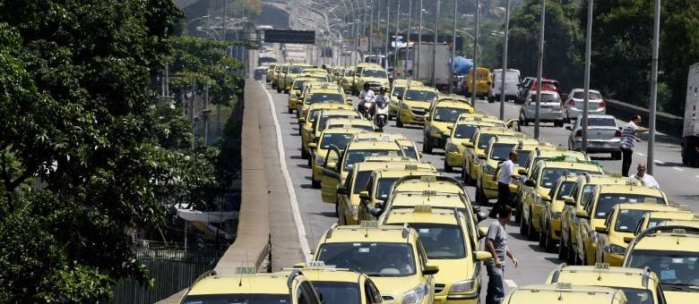 Carreata de táxis seguiu para o Palácio Guanabara, em Laranjeiras, e fechou túnel Santa Bárbara, no centro