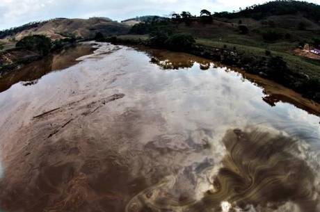 Rio Doce, que corta Minas e Espírito Santo, foi tomado por lama contaminada
