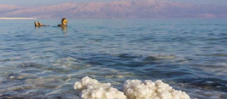 Não tem como não mergulhar! Propriedades terapêuticas no Mar Morto são atrativos dos turistas na região