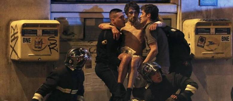 Parisiense é socorrido após série de atentados em Paris. Terroristas atacaram Estádio da França e outros locais