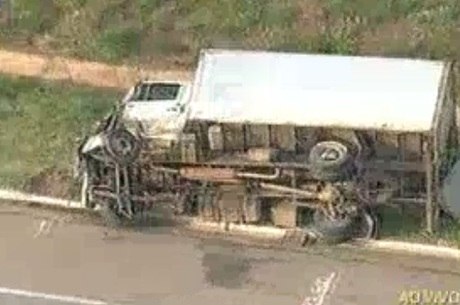 Caminhão perdeu uma das rodas, invadiu a contramão e atingiu três carros no sentido Belo Horizonte