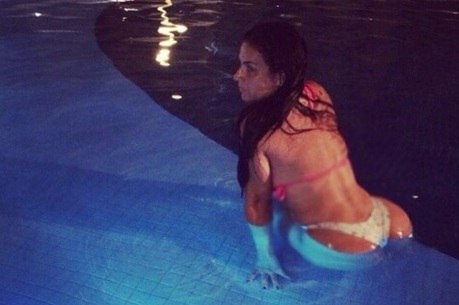 Solange Gomes aparece de biquíni fio-dental no Instagram