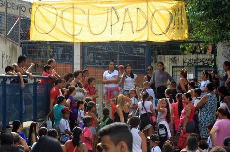 Segundo os alunos, a Polícia Militar foi até o local pouco após a ocupação e pediu para que o grupo deixasse o local Segundo os alunos, a Polícia Militar foi até o local pouco após a ocupação e pediu para que o grupo deixasse o local