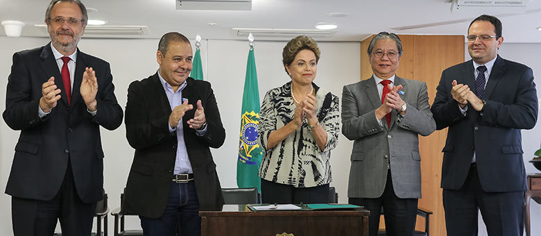 Acompanhada de autoridades, a presidente disse que "Brasil vive momento de transição", mas terá uma "retomada"