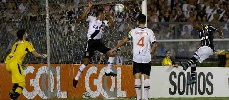 De cabeça, Vagner Love fez o gol de empate do Corinthians em São Januário e comemorou bastante