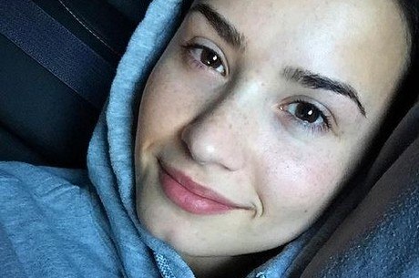 Demi Lovato: cantora incentivou seguidoras a postar fotos sem maquiagem