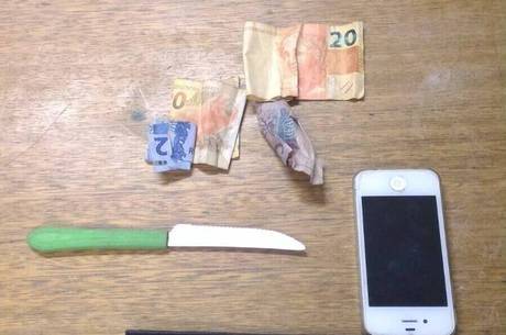 A polícia encontrou dinheiro e um celular com o suspeito