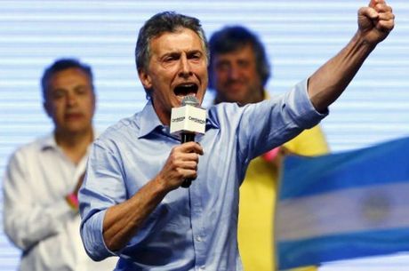 Nenhum presidente não-peronista conseguiu terminar seu mandato após o final da ditadura militar argentina
