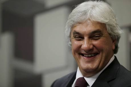 Delcídio do Amaral (PT-MS) foi preso na última quarta-feira (25) acusado de interferir nas investigações da Lava Jato Delcídio do Amaral (PT-MS) foi preso na última quarta-feira (25) acusado de interferir nas investigações da Lava Jato