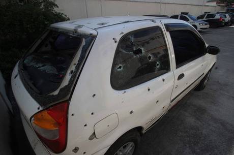 Carro ficou destruído após ser alvejados na madrugada de hoje Carro ficou destruído após ser alvejados na madrugada de hoje