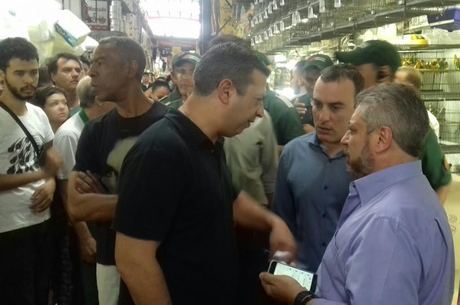 Deputados Ricardo Izar (de preto) e Laudívio Carvalho (à direita) estiveram no Mercado Central de BH neste domingo