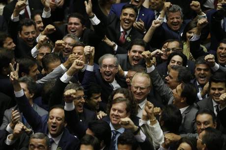 Eduardo Cunha comemora com aliados após vencer eleição para presidir a Câmara dos Deputados, em fevereiro deste ano