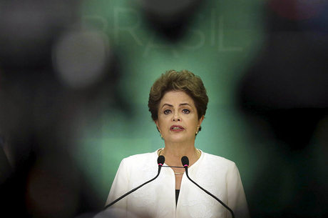 Dilma falou no Palácio do Planalto ao lado de 11 ministros