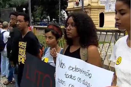 Manifestantes ficaram em silêncio em respeito à família das vítimas Manifestantes ficaram em silêncio em respeito à família das vítimas