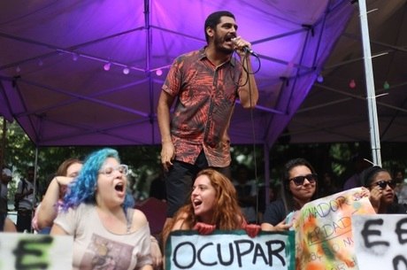 "Esses meninos não querem guerra, não querem briga. Eles só querem uma escola de qualidade", diz o rapper