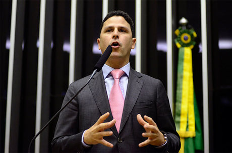 Bruno Araújo diz que PSDB faz oposição ao governo