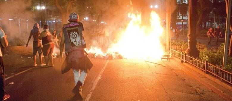 Manifestantes protestavam contra o projeto de reorganização escolar anunciado pelo governador Geraldo Alckmin Manifestantes protestavam contra o projeto de reorganização escolar anunciado pelo governador Geraldo Alckmin