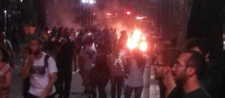 Manifestantes fazem barricada de fogo na Avenida São Luís durante protesto contra reorganização escolar Manifestantes fazem barricada de fogo na Avenida São Luís durante protesto contra reorganização escolar