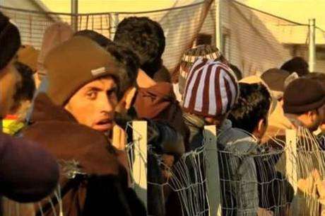 Muitos refugiados que tentam entrar na Europa acabam em campos considerados desumanos
Muitos refugiados que tentam entrar na Europa acabam em campos considerados desumanos