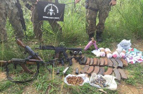 Polícia apreendeu fuzis, armamentos e R$ 78 mil em dinheiro