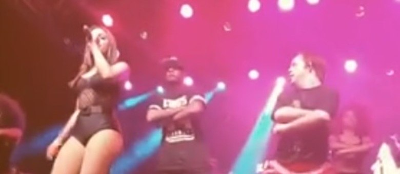 Fã de Anitta arrasa no palco ao fazer a coreografia da música Blá Blá Blá