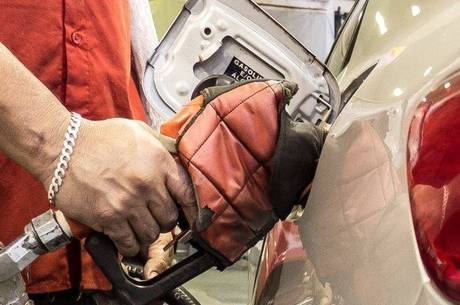 O novo preço da gasolina varia 15,4% em todo País O novo preço da gasolina varia 15,4% em todo País