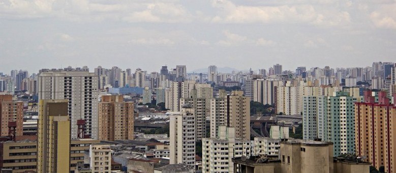 Céu limpo visto do bairro do Brás, zona leste de São Paulo, no sábado (19)