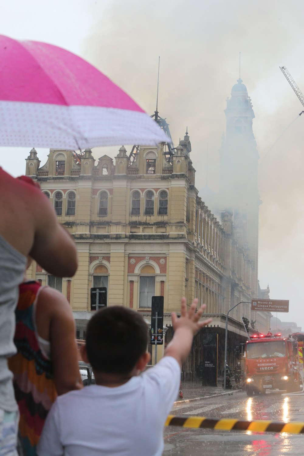 G1 - Fechado após incêndio em museu, acesso à Estação da Luz é reaberto -  notícias em São Paulo